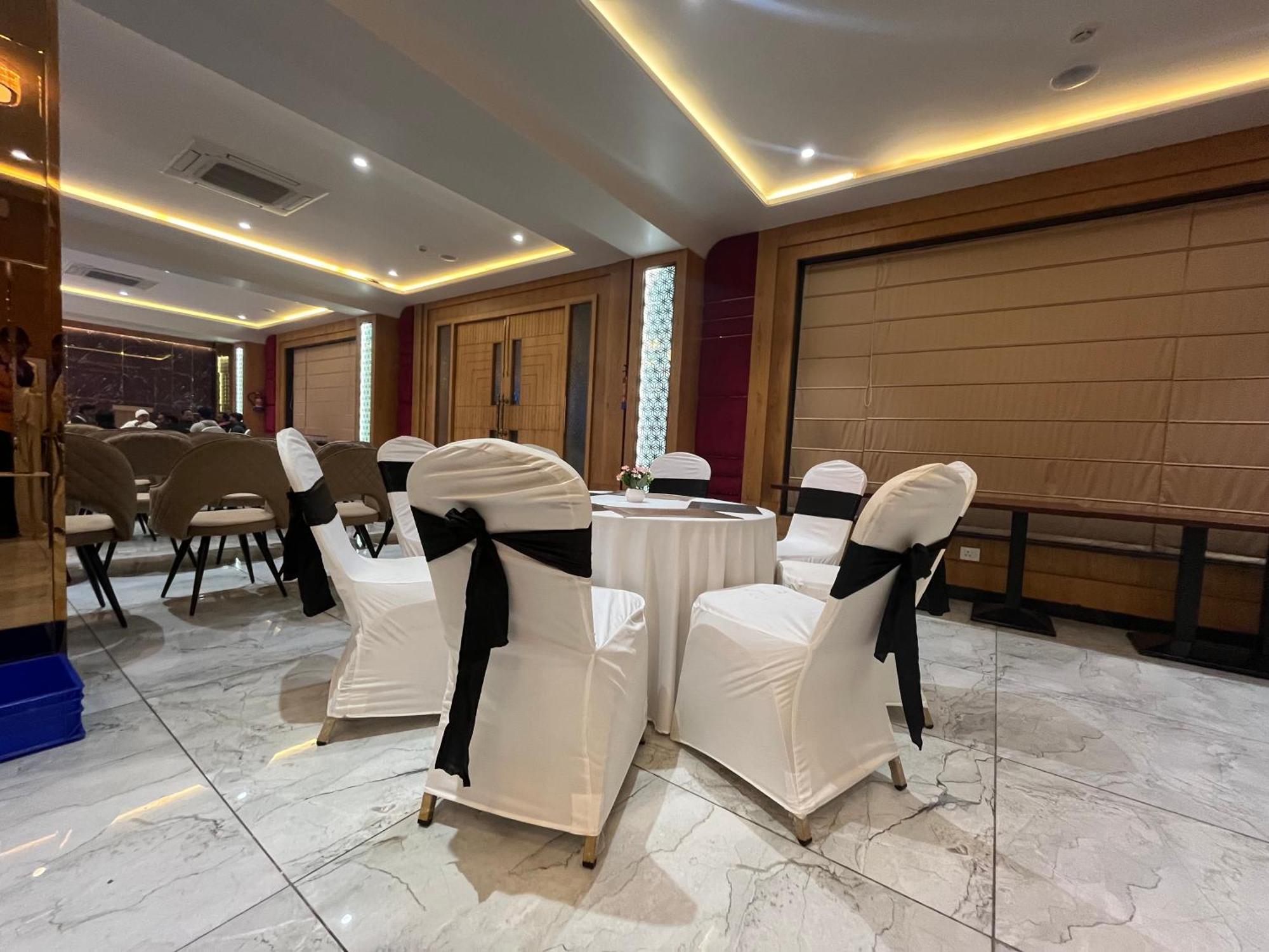 Hotel Three Seasons Vrindāvan Exterior foto